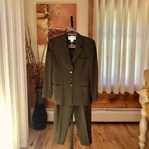 Jones NY Suit 12p Putty, 4 button 3 pocket jacket 2 pocket pants.